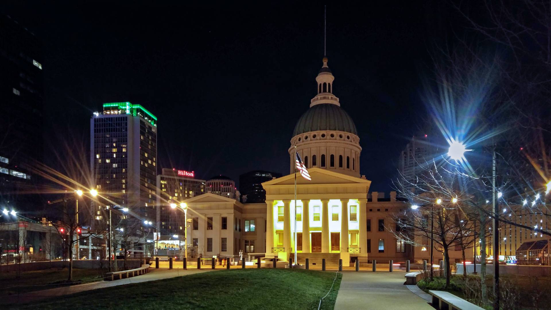 Das Old Courthouse ist ein historisches Gerichtsgebäude und dient heute als Museum. Die große Kuppel ist dem Petersdom des Vatikans nachempfunden.